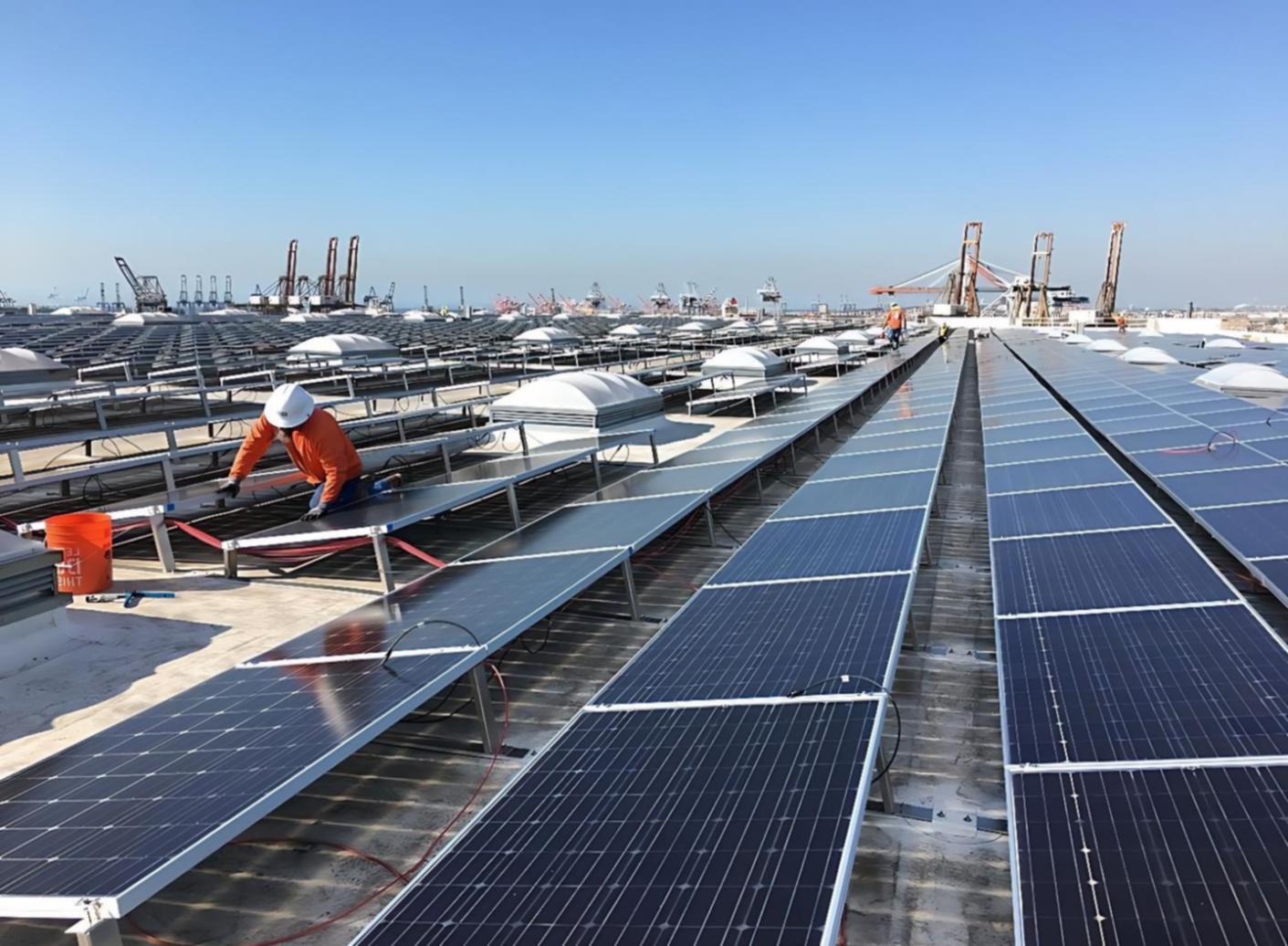 Technicien travaillant sur des équipements d'énergie renouvelable